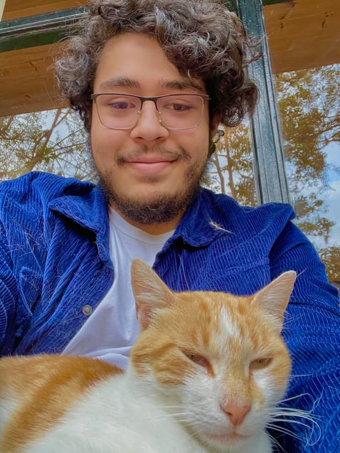 picture of a guy from Colombia with his cat